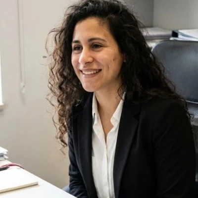 Leticia Santos em seu ambiente de trabalho